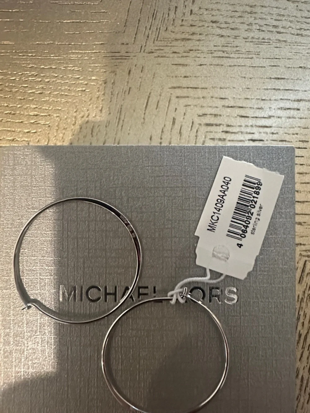 Michael Kors women’s earrings with Gray Jewelry Box and Drawstring Pouch - Picture 3 of 3